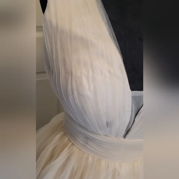 Elegant Cream Layered Tulle Evening Gown - Picture 6 of 16